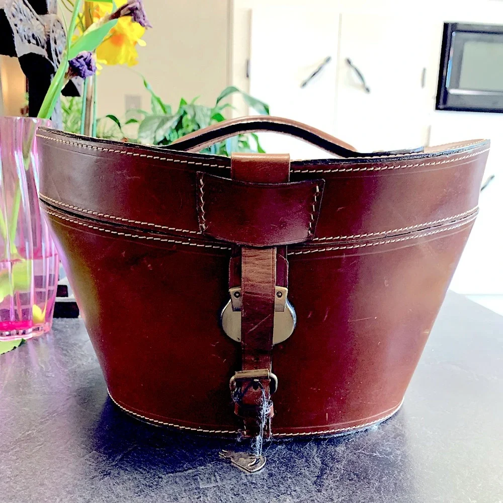 Authentic LEATHER Top🎩 Oval Box,Buckle Lock&Key Carryin Case Luxe Velvet Lined